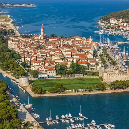 Διαμέρισμα In Slatine With Terrace, Air Conditioning, Wifi Τρογκίρ