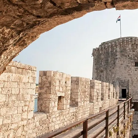 In Slatine With Terrace, Air Conditioning, Wifi * Τρογκίρ
